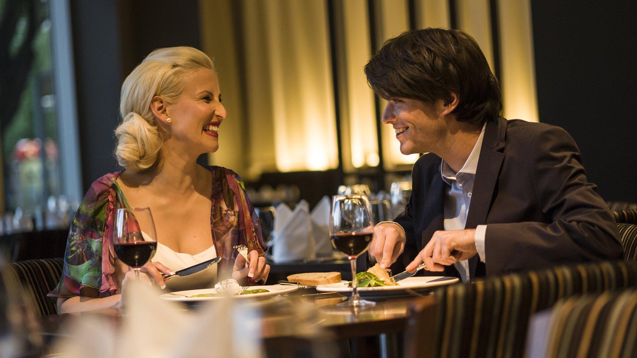 Hotel Pullman Adelaida Restaurante foto A couple dining together